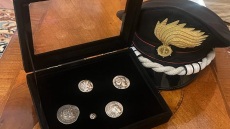 Πέντε αρχαιοελληνικά νομίσματα που είχαν τεθεί προς πώληση στο διαδίκτυο, επέστρεψε η Ιταλία στην Ελλάδα