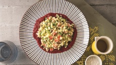 Ταμπουλέ κουνουπιδιού με παντζάρι, λάιμ και δυόσμο