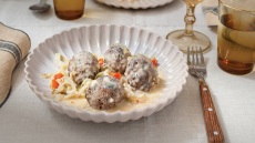 Γιουβαρλάκια μοσχαρίσια αυγολέμονο, με μυρώνια και λάχανο