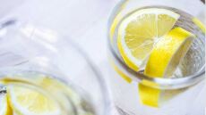 9 λόγοι για να πίνετε νερό με λεμόνι