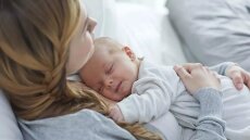 Έρευνα: Με καισαρική ο ένας στους δύο τοκετούς στην Ελλάδα – Οι επιπτώσεις για τη μητέρα και το παιδί