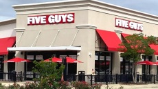 H Monterock εξαγόρασε το franchise της αλυσίδας fast food Five Guys