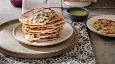 Πίτες γιαουρτιού με σκορδόλαδο
