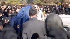 Ιράν: Οδύνη στην κηδεία της 16χρονης Αρμίτα - Δεν άφησαν την οικογένεια να πάρει τη σορό στη γενέτειρά της - Βίντεο