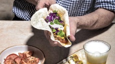 Τορτίγιες με κιμά, λαχανικά και σος γιαουρτιού