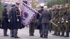 Ο πρόεδρος της Τσεχίας χτύπησε κατά λάθος με το κοντάρι σημαίας αξιωματικό στο κεφάλι - Δείτε βίντεο