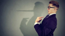 Ειλικρίνεια: Πώς θα καταλάβετε ότι σας λένε ψέματα – Οι απροσδόκητες ενδείξεις που ξεσκεπάζουν τον ψεύτη