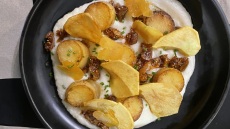 Πιάτα που αξίζει να δοκιμάσετε: Οι οφτές πατάτες με αυγοτάραχο, σύκο και στάκα στα Δέκα Τραπέζια