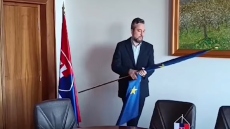 Σλοβακία: Βουλευτής κατέβασε τη σημαία της ΕΕ και άλλαξε τη φωτογραφία της προέδρου με τον Τσε Γκεβάρα – Δείτε βίντεο