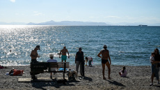 Καιρός: Ξεχύθηκε ο κόσμος στην παραλία του Φλοίσβου - Δείτε φωτογραφίες