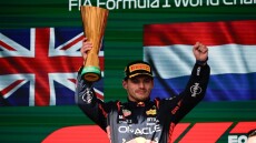 F1 - Ο Φερστάπεν οδηγεί καλύτερα απ' ό,τι... τραγουδάει