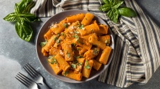 Ριγκατόνι: Ποιοι είναι οι καλύτεροι συνδυασμοί για να απολαύσετε το πληθωρικό ζυμαρικό (+συνταγές)