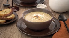 Μανιταρόσουπα με γραβιέρα και σκορδόψωμο