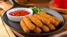 Πώς να φτιάξετε θεϊκά μπαστουνάκια μοτσαρέλας στο air fryer