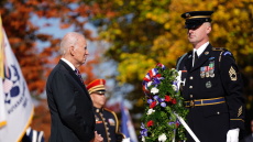 Ο Μπάιντεν χρειάστηκε βοήθεια από φρουρό σε τελετή κατάθεσης στεφάνου - «Το θέαμα είναι θλιβερό»