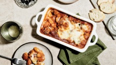 Νιόκι με ντομάτα, μοτσαρέλα και βασιλικό στον φούρνο