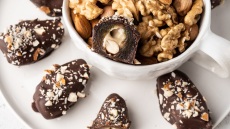 Σοκολατένιες μπουκίτσες με χουρμά: το εύκολο και υγιεινό γλυκό σνακ ενέργειας