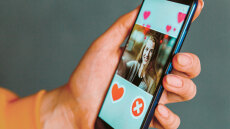 Ποινή-χάδι σε σμηνία που «ψάρευε» στο Facebook, εκβίαζε και ασελγούσε σε ανήλικες