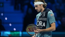 ATP Finals: Άδοξο τέλος για Τσιτσιπά ο οποίος αποχώρησε λόγω προβλήματος με τη μέση από τον αγώνα με τον Ρούνε