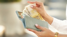 Δώρο Πάσχα 2025: Μέχρι πότε πρέπει να γίνει η πληρωμή, πώς υπολογίζεται