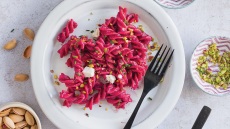 Ζυμαρικά με κρέμα φέτας και ψητά παντζάρια