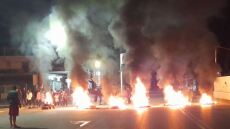 Έκλεισε η Μεσογείων, Ρομά έβαλαν φωτιά σε κάδους - Διαμαρτυρίες και στο Μενίδι