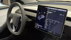 Η Tesla ανακαλεί δύο εκατομμύρια οχήματα για προβλήματα στον αυτόματο πιλότο