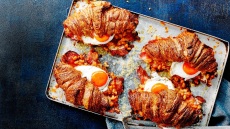 Αλμυρά κρουασάν γεμιστά με αυγά και μπέικον