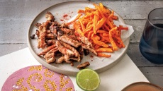 Χειροποίητος γύρος με τηγανητές γλυκοπατάτες