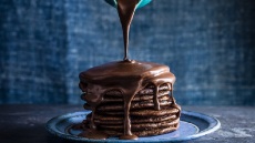 Σοκολατένια pancakes με πραλίνα φουντουκιού σε 30 λεπτά