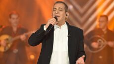 Σπίτι με το MEGA: Ο Θέμης Αδαμαντίδης ερμηνεύει την επιτυχία «Μα πού να πάω»