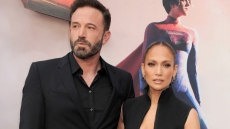 Άφλεκ: Δεν λογαριάζει τη Λόπεζ - Άναψε τσιγάρο μέσα στο πανάκριβο αμάξι της, ενώ την ενοχλεί το κάπνισμα