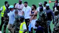 Σκηνικό τρόμου στην Σιέρα Λεόνε με εισβολείς οπαδούς να προσπαθούν να χτυπήσουν τον Σαλάχ - Δείτε βίντεο