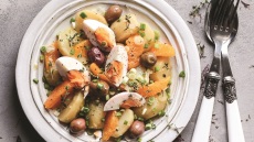 Πατατοσαλάτα με ελιές, αυγά και πορτοκάλι