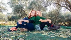 Η Φρόσω και η Φιλιώ επέστρεψαν στον Άσσο Κορινθίας και παράγουν limited edition μονοποικιλιακό ελαιόλαδο