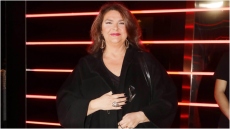 Κατερίνα Κούκα: Ζηλεύω τους ηθοποιούς, γίνονται 100 χρονών και μπορούν να παίξουν στο θέατρο έναν γέρο, μια γιαγιά