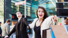 Black Friday – Εκπτώσεις: Τι προκαλούν στον εγκέφαλο οι ξέφρενες αγορές; Η ειδικός απαντά