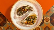 Dear Manouka: Νέα σελίδα με τον Άγγελο Μπακόπουλο στην επιμέλεια του μενού