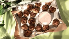 Λουκανικοκεφτέδες με πλιγούρι και κόκκινη γιαουρτόκρεμα