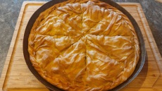 Η χορτόπιτα  με χειροποίητο φύλλο και υλικά απευθείας από τη φάρμα στο πιάτο