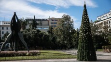 Αθήνα: Έγδυσαν το χριστουγεννιάτικο δέντρο στην Κλαυθμώνος - Πήραν όσα στολίδια έφταναν με τα χέρια