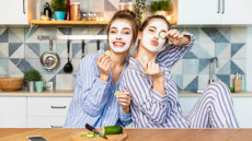 Τα συστατικά για υγιές σώμα και δέρμα κρύβονται στο ντουλάπι της κουζίνας – Και ένα στο ψυγείο