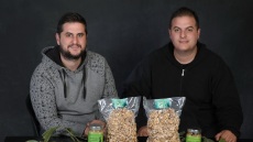 Τα καρύδια αλλιώς από μια οικογένεια σε ένα ορεινό χωριό στον Όλυμπο