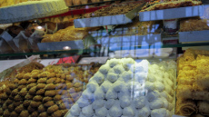 Τα μελομακάρονα «κερδίζουν» τα ρούχα στις φετινές γιορτές - Η εικόνα της αγοράς ενόψει Χριστουγέννων