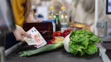 ΙΕΛΚΑ: Πώς κινήθηκε ο πληθωρισμός τροφίμων στην Ελλάδα στο οκτάμηνο του έτους, σε σχέση με την Ευρωπαϊκή Ένωση