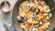 Γίδα βραστή με τραχανά