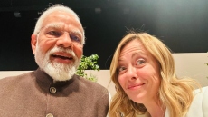 COP28: Η selfie Μελόνι με Μόντι στη σύνοδο για το κλίμα στο Ντουμπάι - Έκανε και λογοπαίγνιο με τα ονόματά τους