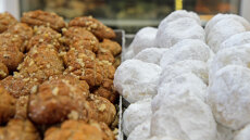 Σε ποιες τιμές κυμαίνονται φέτος τα μελομακάρονα και οι κουραμπιέδες