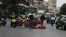 Δείτε βίντεο: Ντελιβεράς στη Νίκαια χτύπησε γυναίκα και την εγκατέλειψε στη μέση του δρόμου