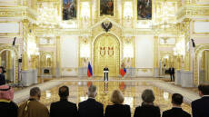 Ρωσία: «Για υγειονομικούς λόγους» - Ο Πούτιν καλωσόρισε τους νέους ξένους πρεσβευτές... από απόσταση 22 μέτρων 